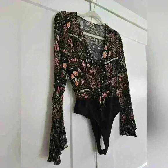 Peach Love California Floral Bell Sleeve Bodysuit - Picture 4 of 12